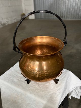 Pentola in rame con manico e piedini