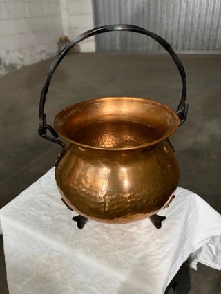 Pentola in rame con manico e piedini