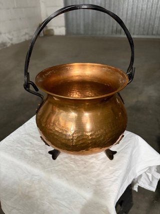 Pentola in rame con manico e piedini