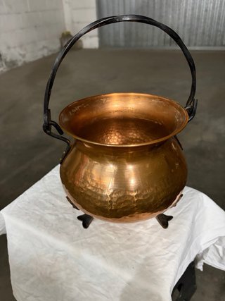 Pentola in rame con manico e piedini