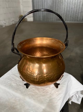 Pentola in rame con manico e piedini
