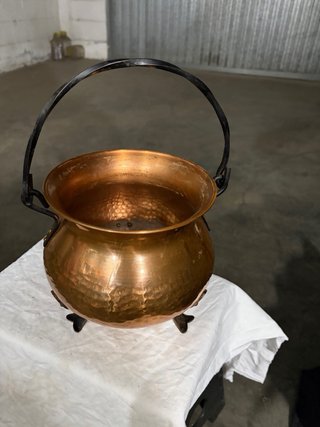 Pentola in rame con manico e piedini