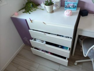 Cómoda juvenil morada y blanca