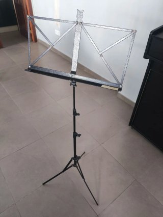 Atril de metal para partituras o música.
