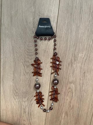 Collar largo con cuencas marrones y plateadas