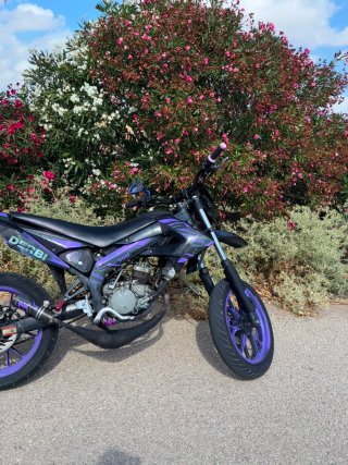 Moto Supermotard Derbi Negra y Morada