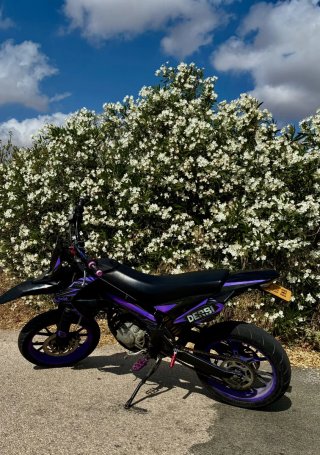 Moto Supermotard Derbi Negra y Morada