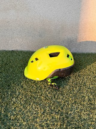 Casco infantil amarillo neón
