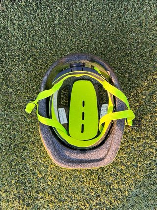 Casco infantil amarillo neón