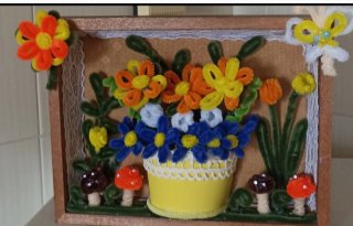 Cornice legno con fiori ciniglia