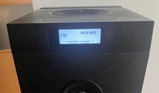 Torre de sonido negra