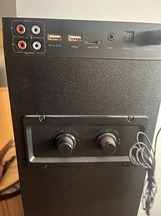 Torre de sonido negra