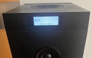 Torre de sonido negra