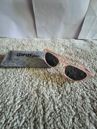 Gafas de sol rosas para niña marca izipizi