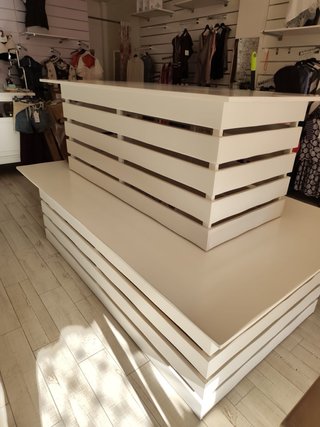 Dos mesas de tienda de madera