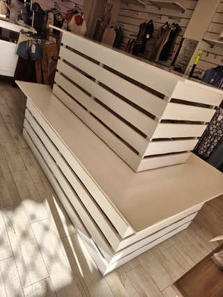 Dos mesas de tienda de madera
