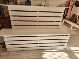 Dos mesas de tienda de madera
