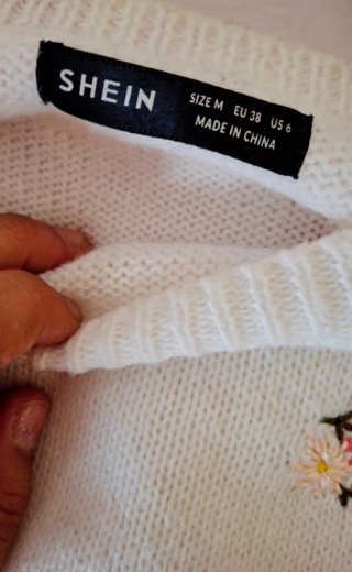 Maglione bianco con fiori ricamati