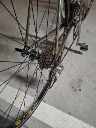 Bicicleta de carretera clásica negra