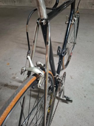 Bicicleta de carretera clásica negra