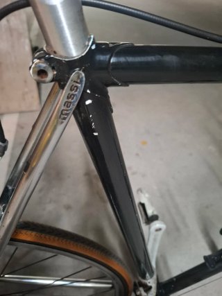 Bicicleta de carretera clásica negra