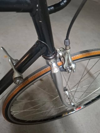 Bicicleta de carretera clásica negra