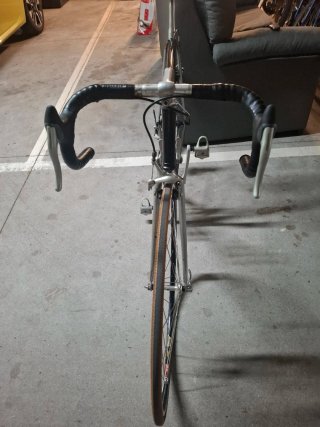 Bicicleta de carretera clásica negra