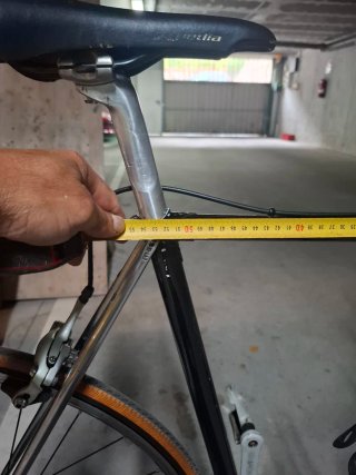 Bicicleta de carretera clásica negra