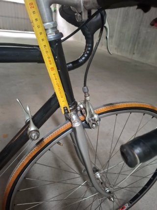 Bicicleta de carretera clásica negra