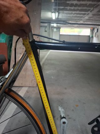 Bicicleta de carretera clásica negra