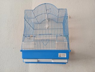 Pajarera azul con accesorios