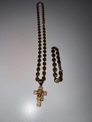Cadena y pulsera dorada con cruz