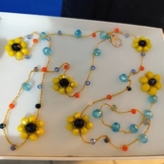 Collana con fiori e perline