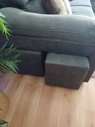 Sofá Chaiselongue de tela gris.