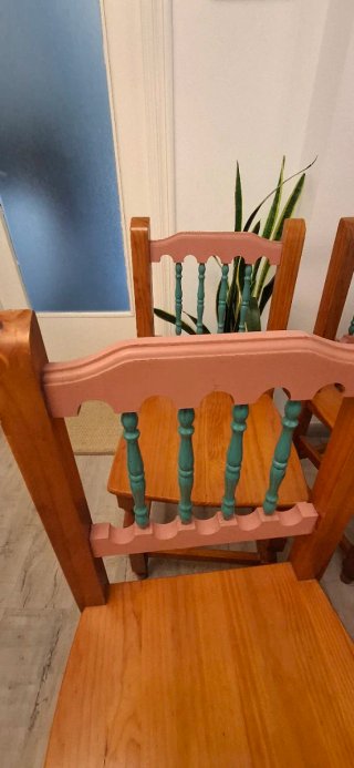 Juego de 4 sillas de comedor de madera.