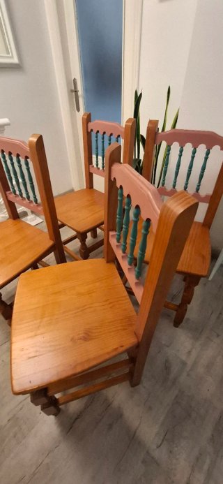Juego de 4 sillas de comedor de madera.