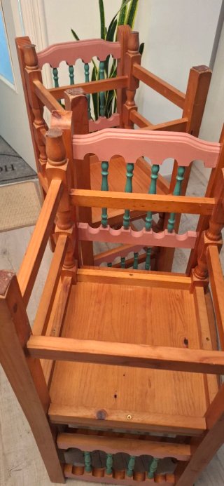 Juego de 4 sillas de comedor de madera.