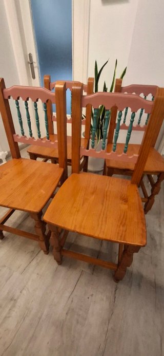 Juego de 4 sillas de comedor de madera.