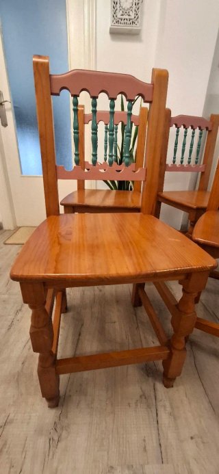 Juego de 4 sillas de comedor de madera.