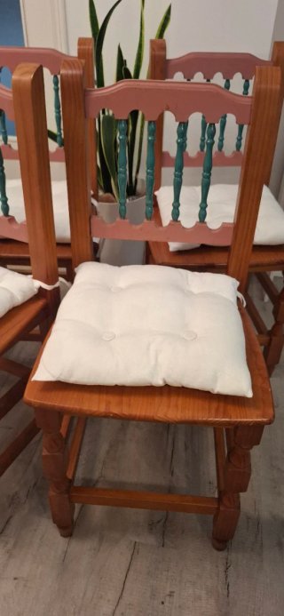 Juego de 4 sillas de comedor de madera.