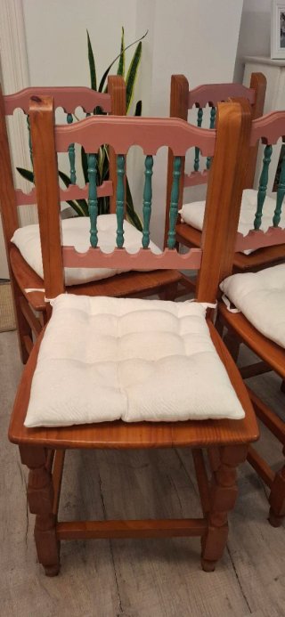 Juego de 4 sillas de comedor de madera.
