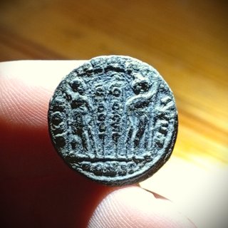 Moneda romana – Constancio II – GLORIA EXERCITVS