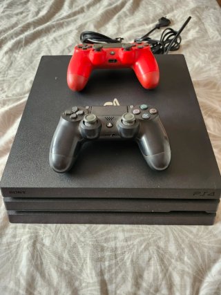 PS4 Pro 1TB CUH7216B + 2 Mandos