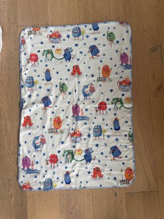 Colcha infantil monstruos divertidos