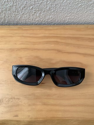 Gafas de sol Miu Miu negras y doradas