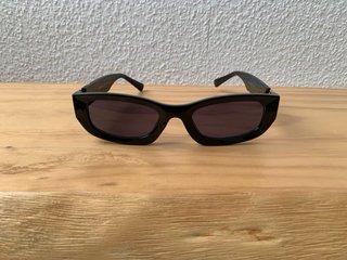 Gafas de sol Miu Miu negras y doradas