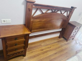 Cabezal de cama y mesitas roble