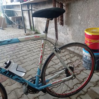 Bici da corsa azzurra