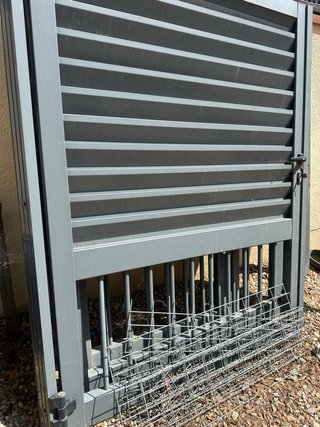 Puerta de entrada de aluminio gris