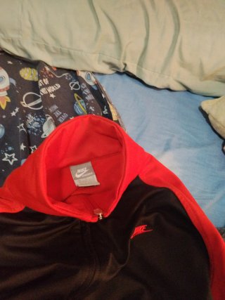 Chaqueta Nike Negra y Roja